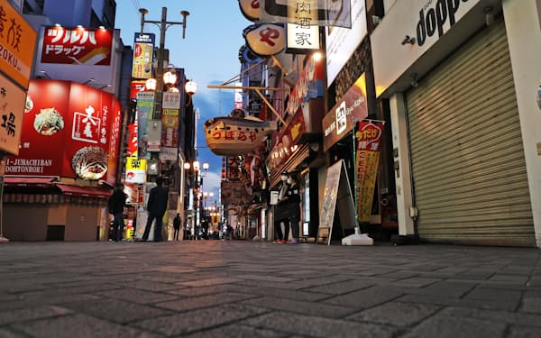 飲食店など多くの店舗が臨時休業し、人通りの少ない道頓堀の繁華街（11日、大阪市中央区）