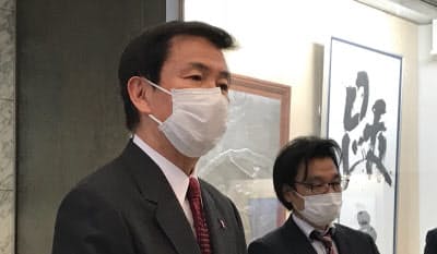 休業要請について説明する千葉県の森田健作知事(左)(12日、千葉県庁)