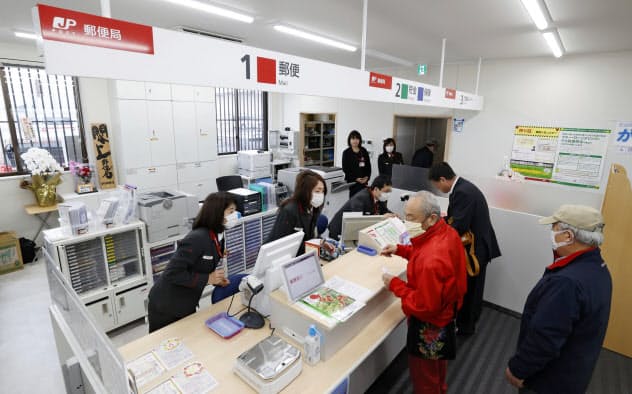 再建され、営業を再開した閖上郵便局(13日午前、宮城県名取市)=共同 再建され、営業を再開した閖上郵便局(13日午前、宮城県名取市)=共同