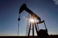 産油国は異例の協調減産で合意した(米テキサス州の生産施設)=ロイター 産油国は異例の協調減産で合意した(米テキサス州の生産施設)=ロイター