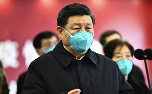 中国の習国家主席は伝統医学を普及させ、中国共産党を中国の古代からの知恵を代表する存在に再定義することに注力しているという。写真は3月の武漢訪問の時のもの=AP 中国の習国家主席は伝統医学を普及させ、中国共産党を中国の古代からの知恵を代表する存在に再定義することに注力しているという。写真は3月の武漢訪問の時のもの=AP