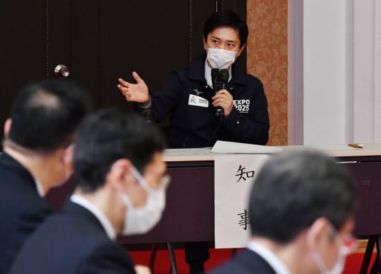 大阪府新型コロナウイルス対策本部会議で発言する吉村知事(奥)=13日、大阪府庁