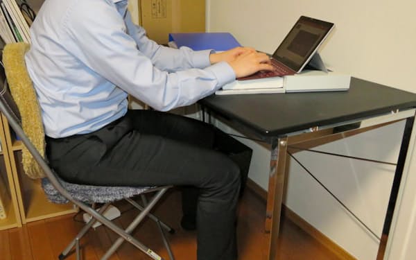 椅子や机は身近なもので高さや柔らかさを調整できる