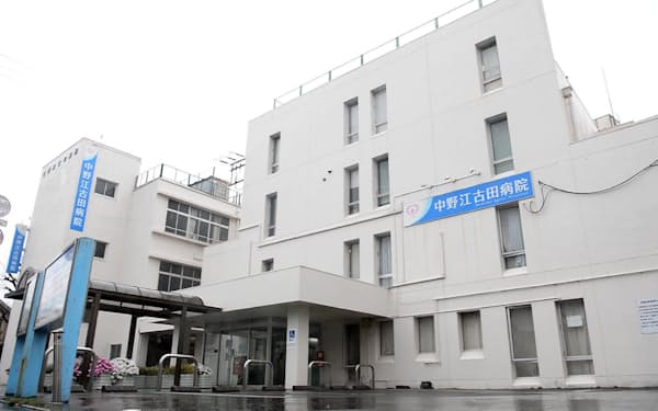 新型コロナウイルスの感染者が多数確認された中野江古田病院（13日、東京都中野区）