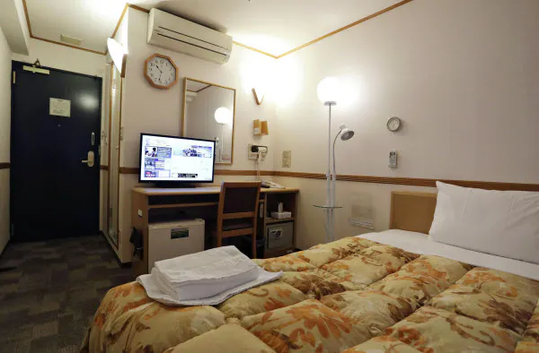 無症状や軽症の新型コロナウイルス感染者が移送される東横イン東京駅新大橋前の客室=7日午前、東京都中央区