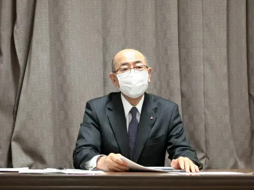 イズミの山西社長は「衣料品の販売がこれほど落ちこむのは初めてだ」と述べた(13日、広島市)