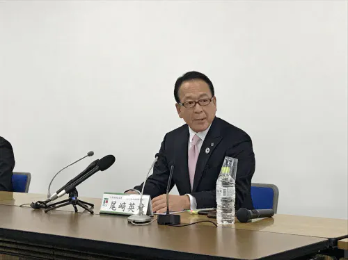 記者会見するフジの尾崎英雄会長(13日、松山市)