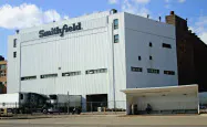 多数の従業員の新型コロナ感染が確認されたスミスフィールド・フーズの工場(サウスダコタ州)=AP 多数の従業員の新型コロナ感染が確認されたスミスフィールド・フーズの工場(サウスダコタ州)=AP