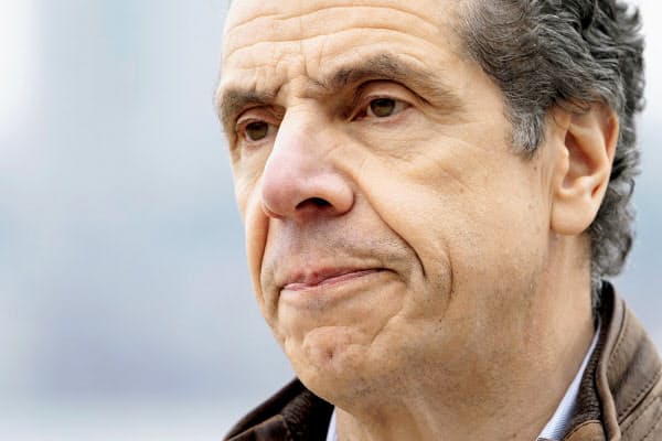 新型コロナウイルス対策の陣頭指揮をとる米ニューヨーク州のクオモ知事=ロイター