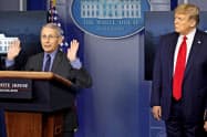 米国立アレルギー感染症研究所のファウチ所長(左)は冷静な語り口で米国民の信頼を集める=AP 米国立アレルギー感染症研究所のファウチ所長(左)は冷静な語り口で米国民の信頼を集める=AP
