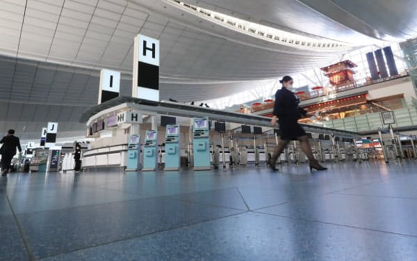 新型コロナウイルス感染拡大の影響で閑散とする羽田空港第3ターミナル(3月16日)
