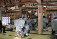 日枝神社で行われた「春の高山祭」の神事(14日午前、岐阜県高山市)=共同 日枝神社で行われた「春の高山祭」の神事(14日午前、岐阜県高山市)=共同