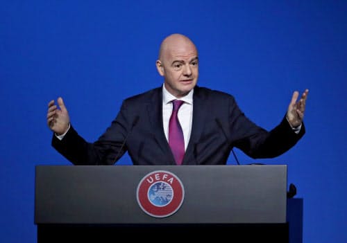 「安全が保証されないなかでの再開は無責任」と訴えるFIFAのインファンティノ会長=ロイター