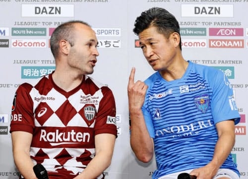Jリーグのキックオフカンファレンスを終え、神戸・イニエスタ(左)と言葉を交わす横浜FC・三浦=共同