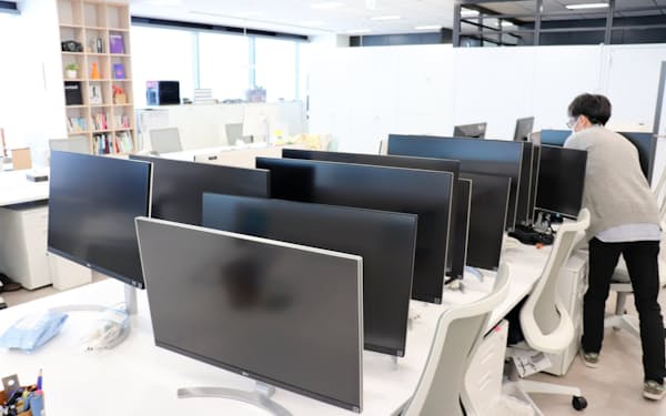 人けの無いオフィスでパソ  コンのモニターを社員の自宅に送る準備をするフェンリルの社員（大阪市）