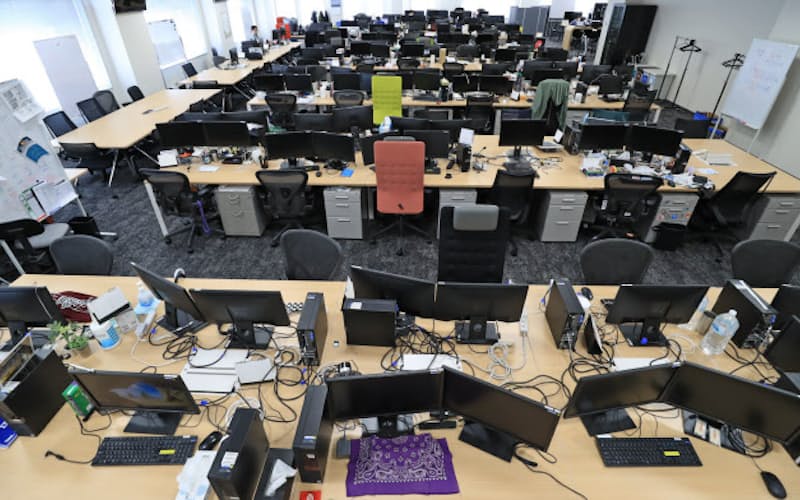 社員の大半が在宅勤務となったGMOインターネットのオフィス(2月、東京・渋谷) 社員の大半が在宅勤務となったGMOインターネットのオフィス(2月、東京・渋谷)