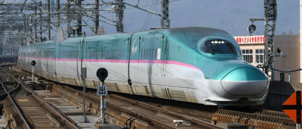新型コロナの影響で旅客需要は激減（東北新幹線を走る「E5系」車両）