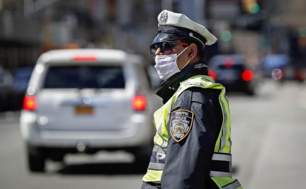 ニューヨークでは警察官の間でも感染拡大が深刻な問題になっている=AP