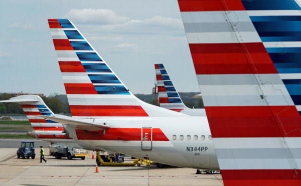 アメリカン航空は米政府から支援を受けることを発表した(4月、ワシントンの空港)=ロイター