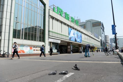 人通りがまばらな東京のJR新宿駅前