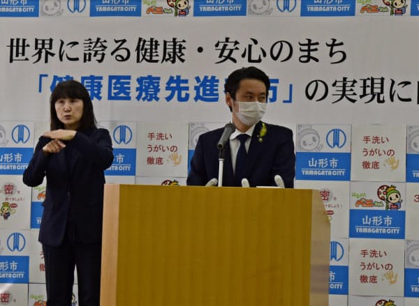 飲食店への家賃補助などを始める山形市の佐藤孝弘市長(14日、山形市役所)