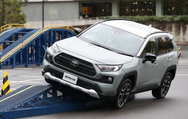 豊田自動織機の長草工場ではSUVの「RAV4」を生産している