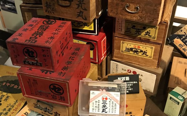 三光丸クスリ資料館資料館には歴代の薬箱が展示されている。手前のプラスチックケースが現在のもの