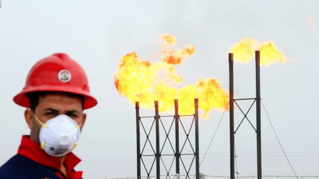20年の世界石油需要は過去最大の減少幅となる見通し(イラクの油田施設)=ロイター 20年の世界石油需要は過去最大の減少幅となる見通し(イラクの油田施設)=ロイター