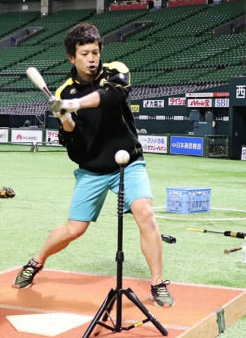 打撃練習するソフトバンク・松田宣(15日、ペイペイドーム)=球団提供・共同