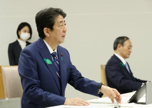 マスクや消毒液、防護服などのメーカートップらとテレビ会議で話す安倍首相(15日、首相官邸)