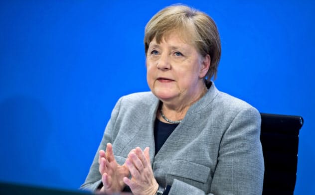 規制の一部緩和を発表するドイツのメルケル首相=ロイター 規制の一部緩和を発表するドイツのメルケル首相=ロイター