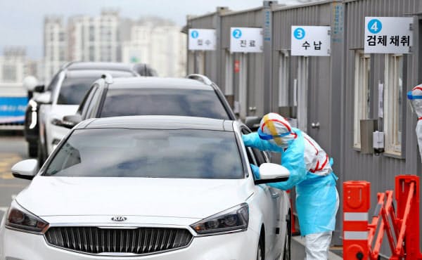 韓国で普及する「ドライブスルー方式」のウイルス検査を検討する(韓国・大邱市の病院)=聯合・共同