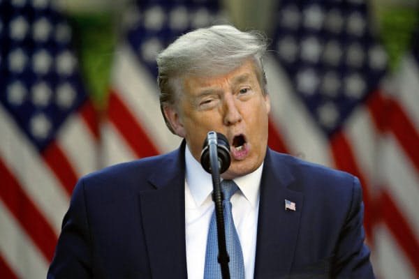 トランプ氏は15日、ホワイトハウスで開いた会見で経済再開に意欲を示した=AP