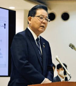 記者会見する北九州市の北橋健治市長(16日午前、北九州市役所)