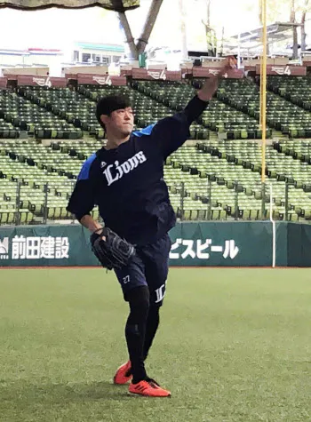 自主練習を行った西武の内海(16日、メットライフドーム)=球団提供・共同