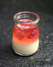 極ぷりんには19年11月から香り高いマダガスカル産バニラビーンズを使っている 極ぷりんには19年11月から香り高いマダガスカル産バニラビーンズを使っている