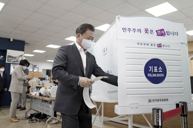 韓国総選挙で事前投票する文在寅(ムン・ジェイン)大統領(10日、ソウル)=AP 韓国総選挙で事前投票する文在寅(ムン・ジェイン)大統領(10日、ソウル)=AP