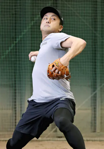 投球練習する巨人の沢村(16日、川崎市のジャイアンツ球場)=球団提供・共同