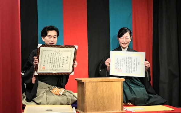 2019年度に咲くやこの花賞を受賞した南龍(左)と大阪文化祭賞を受賞した小南陵（3月、大阪市の此花千鳥亭）