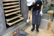 炭火で一度に火入れが出来るのは1回15キログラムと少量だ(静岡市) 炭火で一度に火入れが出来るのは1回15キログラムと少量だ(静岡市)