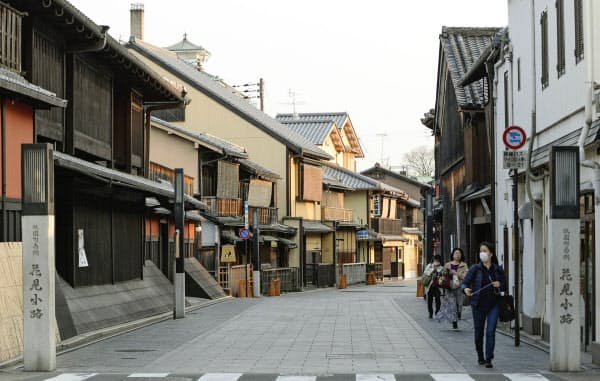 人通りの少ない京都・祇園の「花見小路」(16日午後)