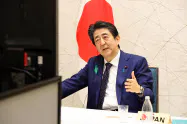 主要7カ国(G7)首脳テレビ電話会議に参加した安倍晋三首相(16日、内閣広報室提供) 主要7カ国(G7)首脳テレビ電話会議に参加した安倍晋三首相(16日、内閣広報室提供)