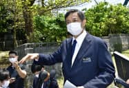 記者団の取材に応じる沖縄県の謝花喜一郎副知事(17日、米軍普天間基地のゲート前) 記者団の取材に応じる沖縄県の謝花喜一郎副知事(17日、米軍普天間基地のゲート前)