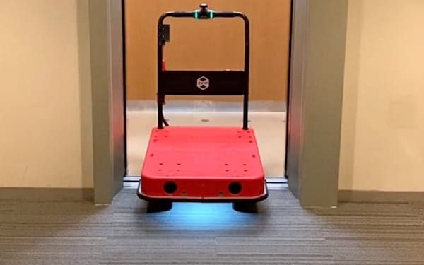 無人台車「キャリロ」はエレベーターにも自ら乗ることができる
