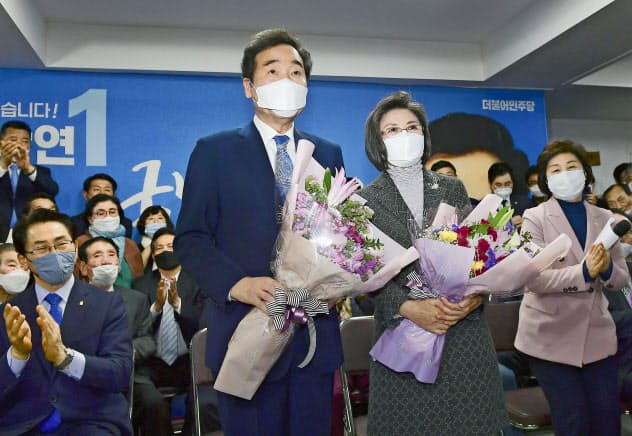 韓国総選挙の注目区で当選し、次期大統領有力候補の地歩を固めた与党「共に民主党」の李洛淵前首相=ソウル(共同) 韓国総選挙の注目区で当選し、次期大統領有力候補の地歩を固めた与党「共に民主党」の李洛淵前首相=ソウル(共同)