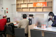 KDDIは飛沫感染を防ぐためカウンターにアクリル板の仕切りを設置する KDDIは飛沫感染を防ぐためカウンターにアクリル板の仕切りを設置する