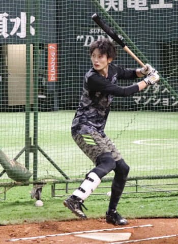 打撃練習に取り組むソフトバンク・周東(18日、ペイペイドーム)=球団提供・共同