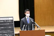 休業要請について取材に応じる湯崎知事(18日、広島県庁) 休業要請について取材に応じる湯崎知事(18日、広島県庁)
