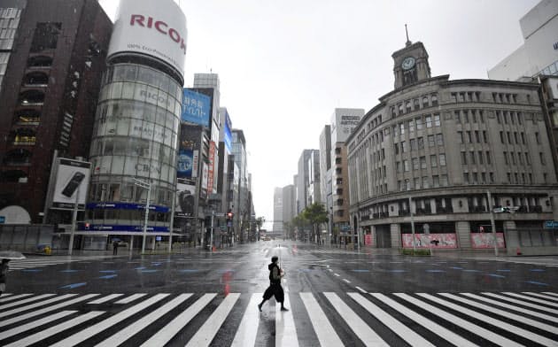 週末にもかかわらず閑散とする東京・銀座(18日)=共同 週末にもかかわらず閑散とする東京・銀座(18日)=共同
