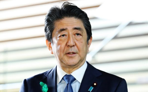 緊急事態宣言の発令から2週間を迎え、改めて外出自粛などを国民に呼びかける安倍首相(21日午前、首相官邸)